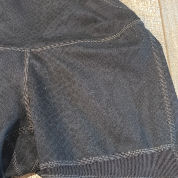 Lululemon High Times Tech Mesh Leggings Size 4Black Snake Print With Mesh Panels - Picture 4 of 6